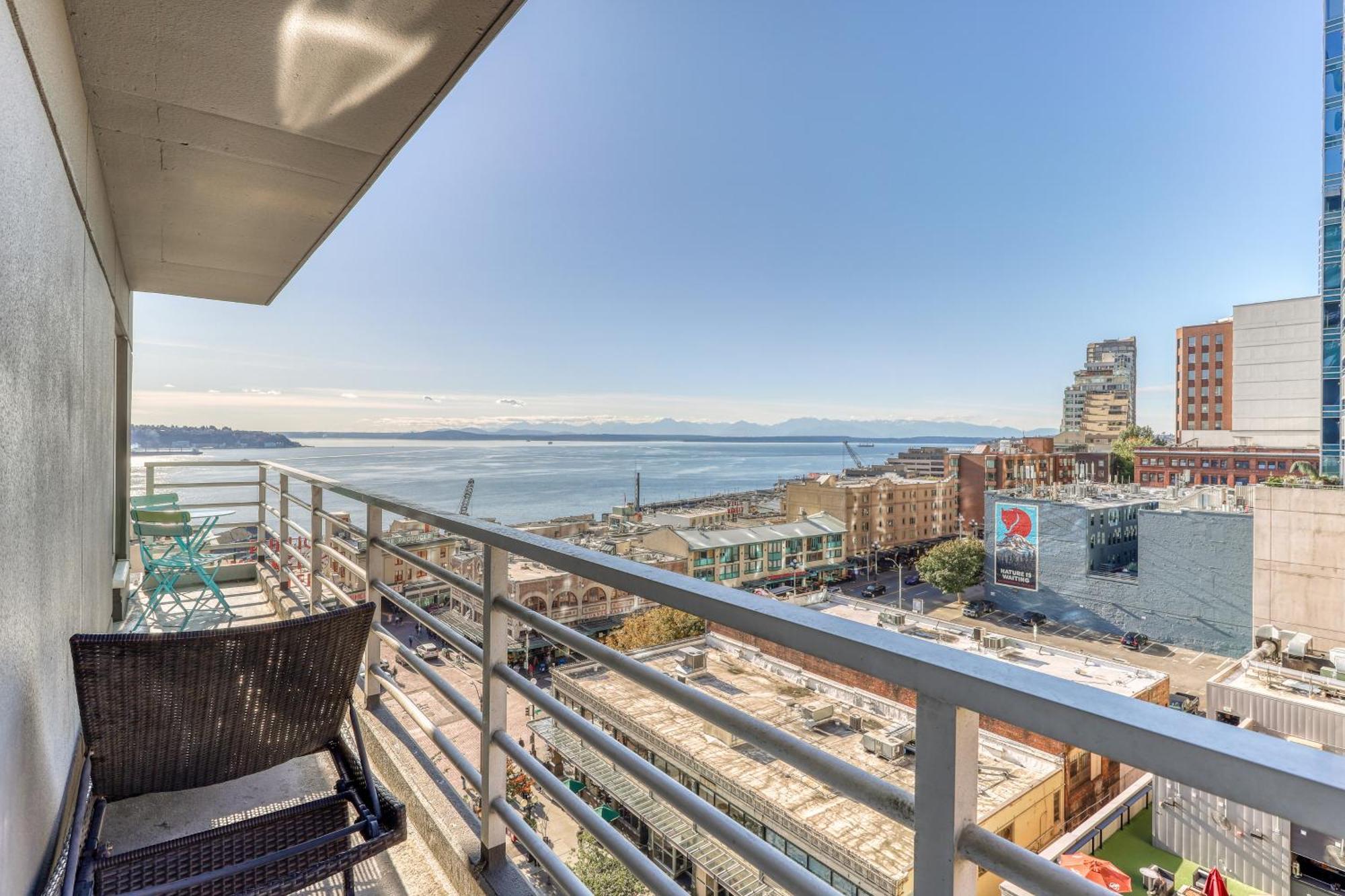Newmark Tower Seattle Room photo