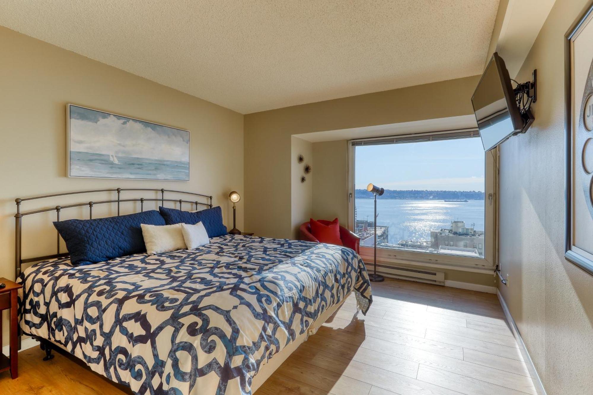 Newmark Tower Seattle Room photo