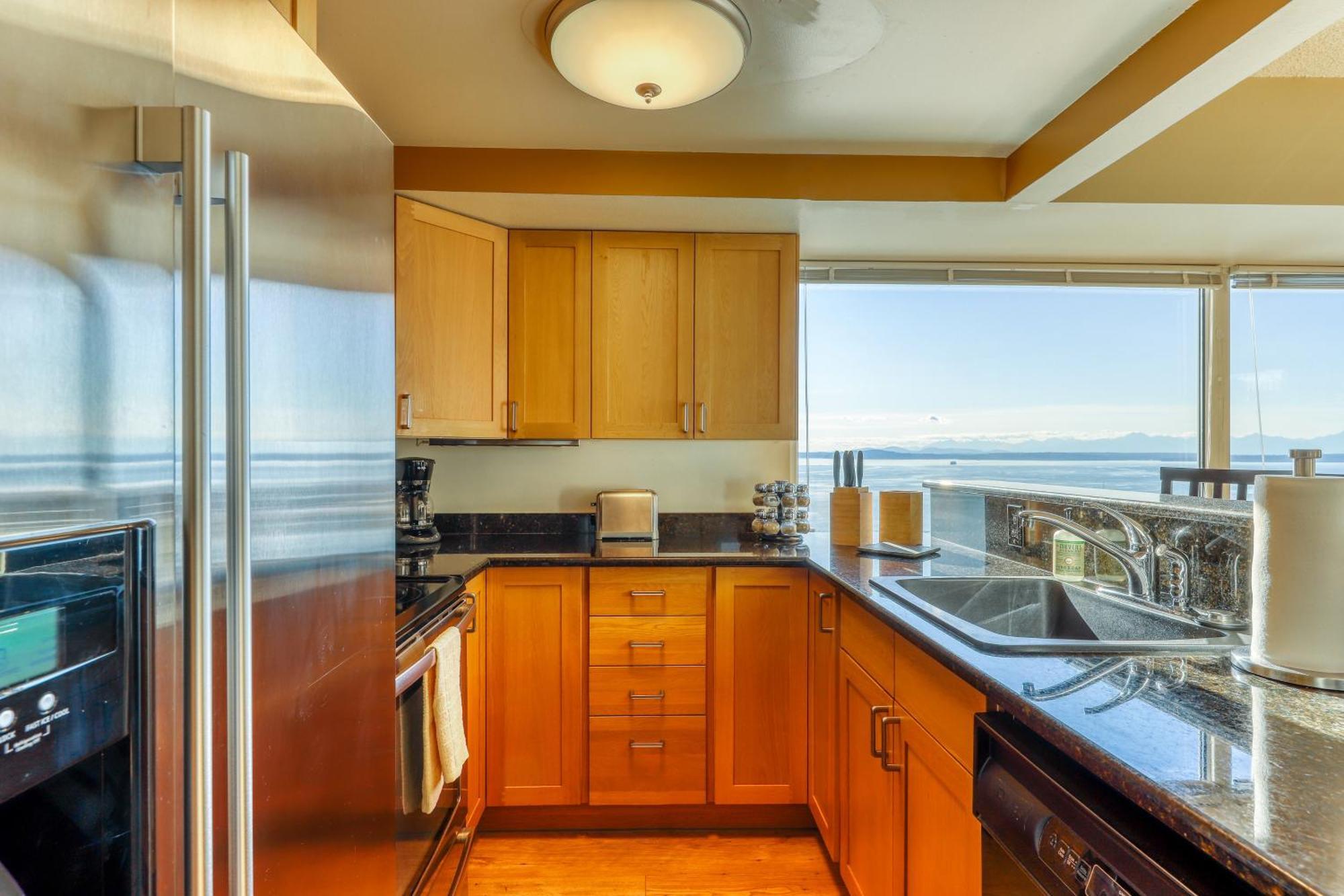 Newmark Tower Seattle Room photo