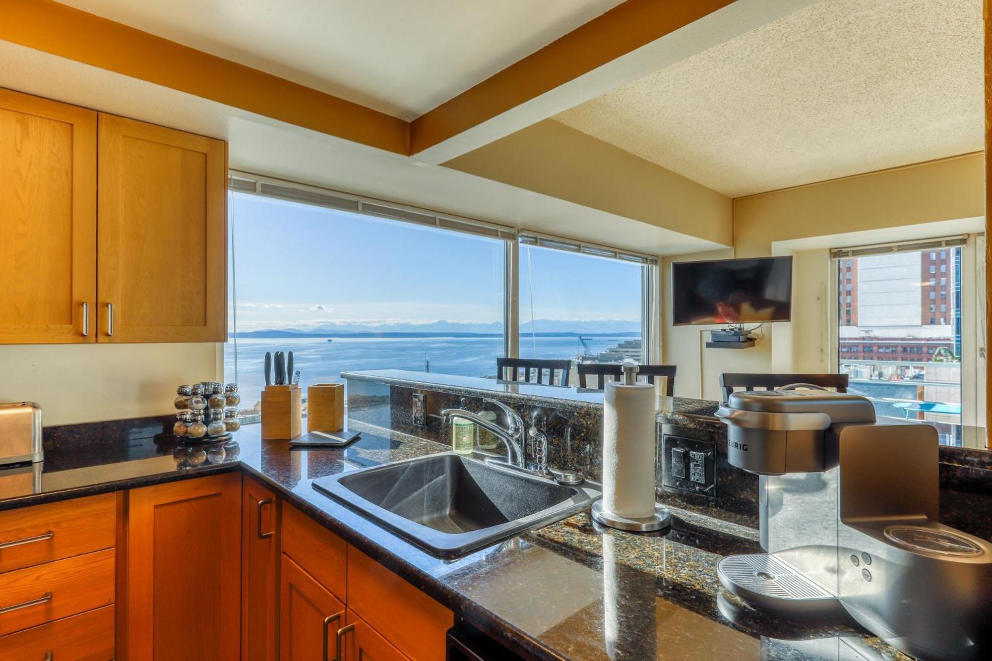 Newmark Tower Seattle Room photo