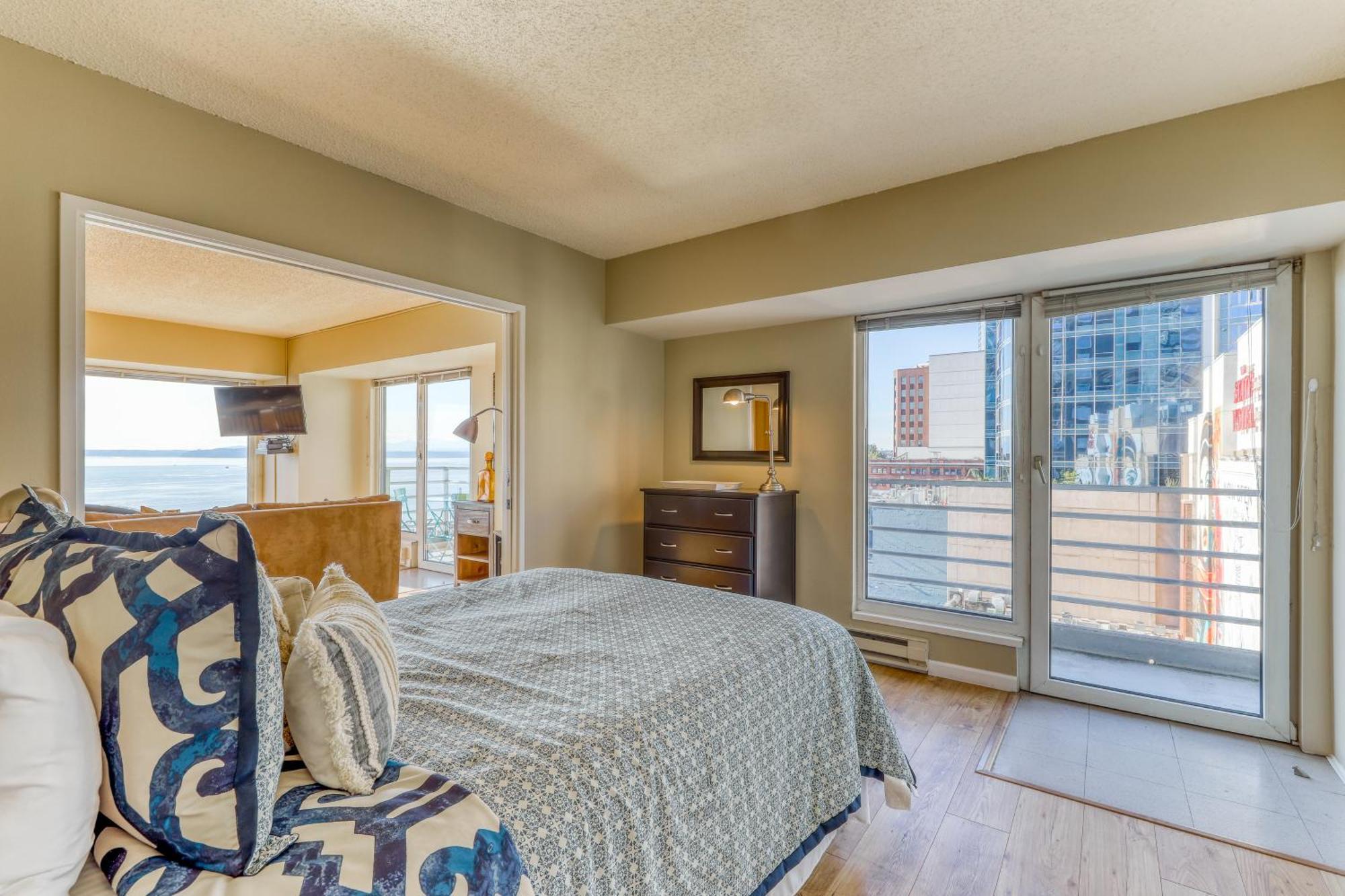 Newmark Tower Seattle Room photo