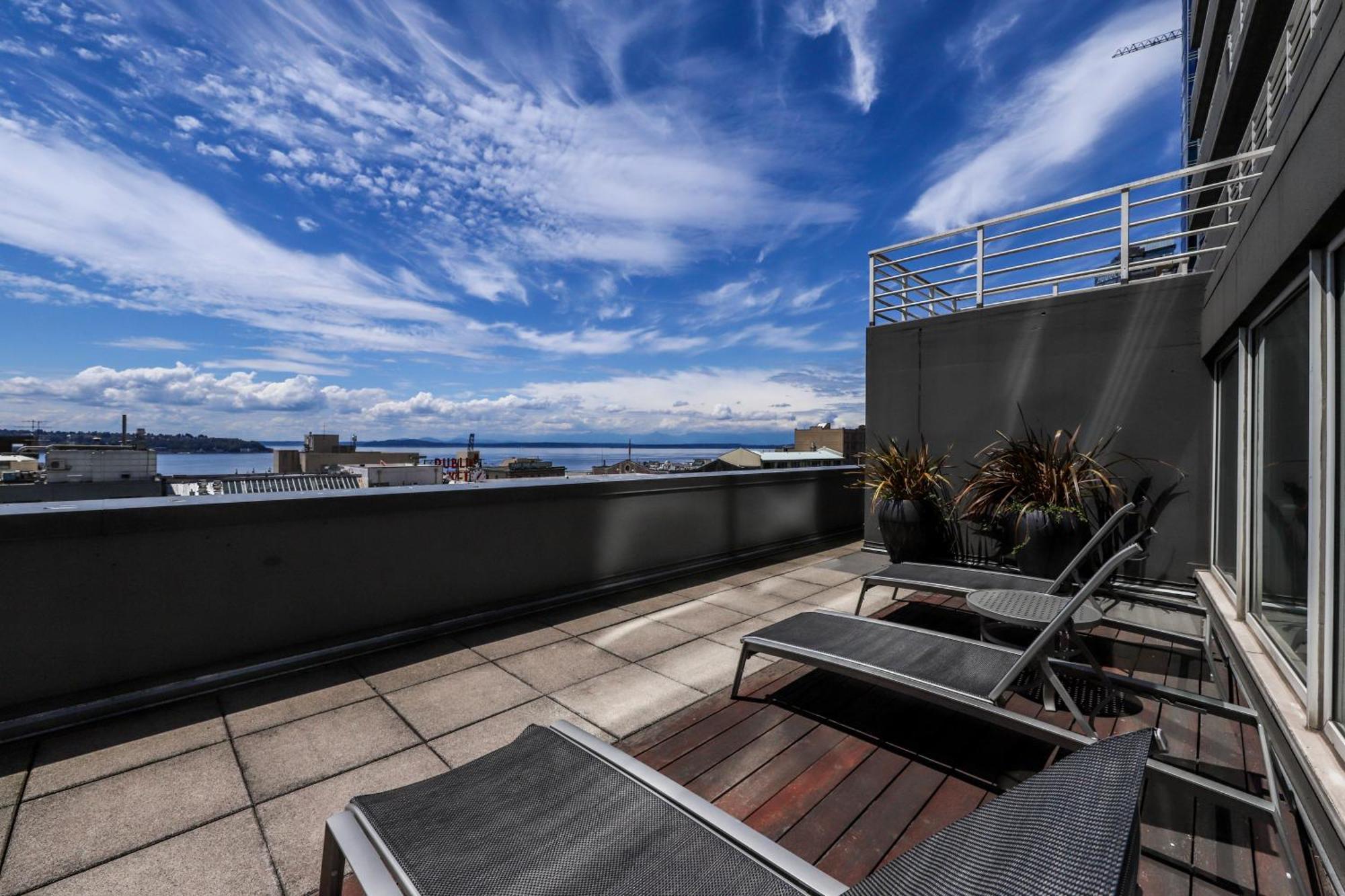 Newmark Tower Seattle Room photo