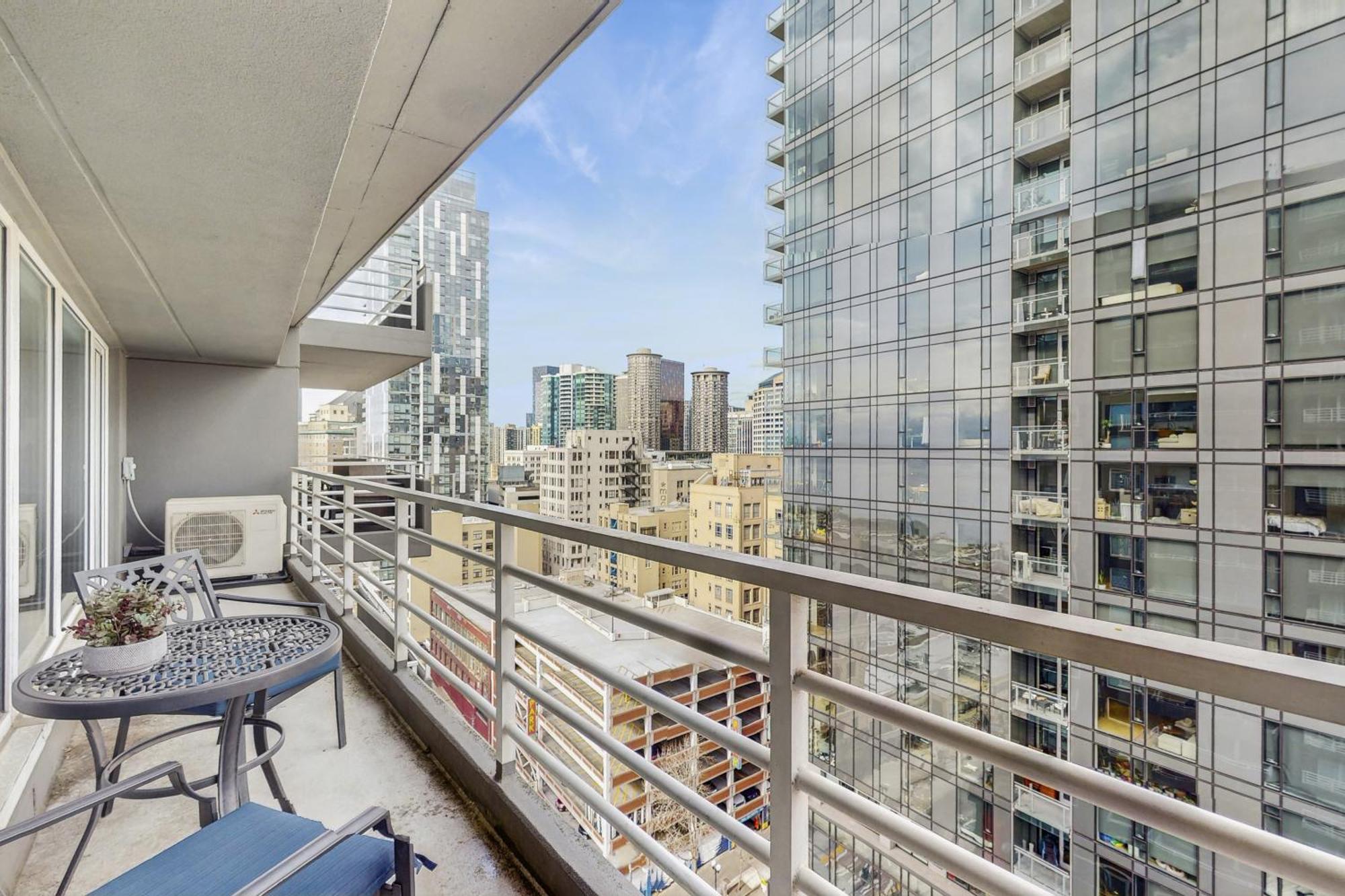Newmark Tower Seattle Room photo